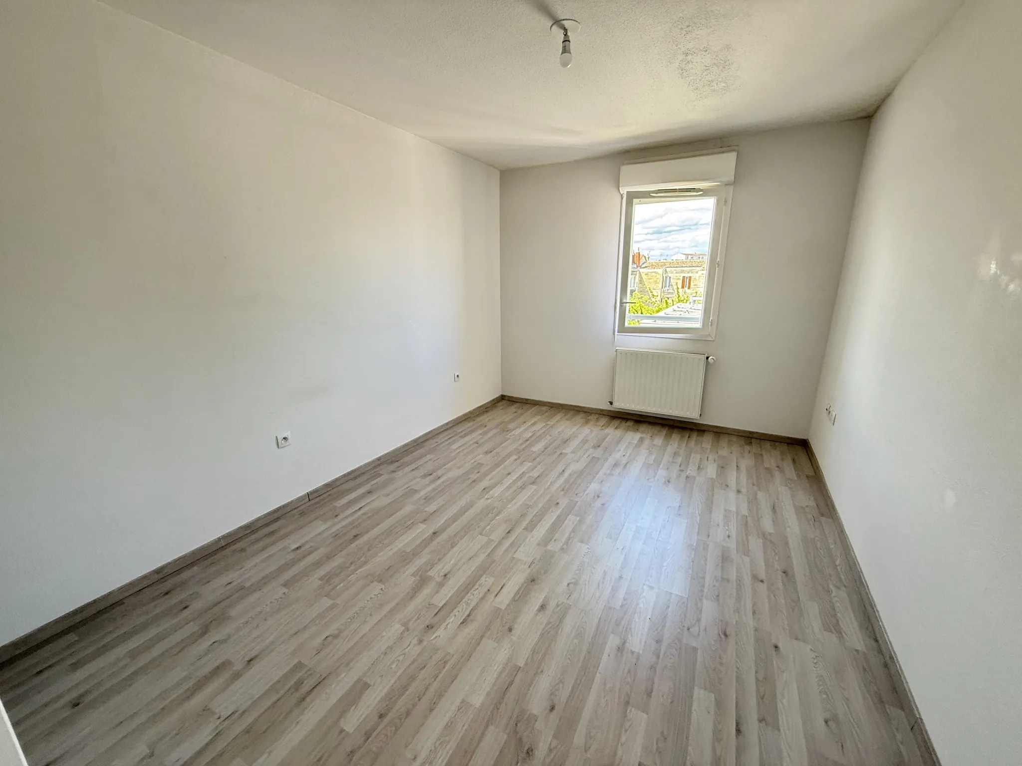 Appartement T2 à Bordeaux Nansouty avec balcon et parking - Dernier étage 