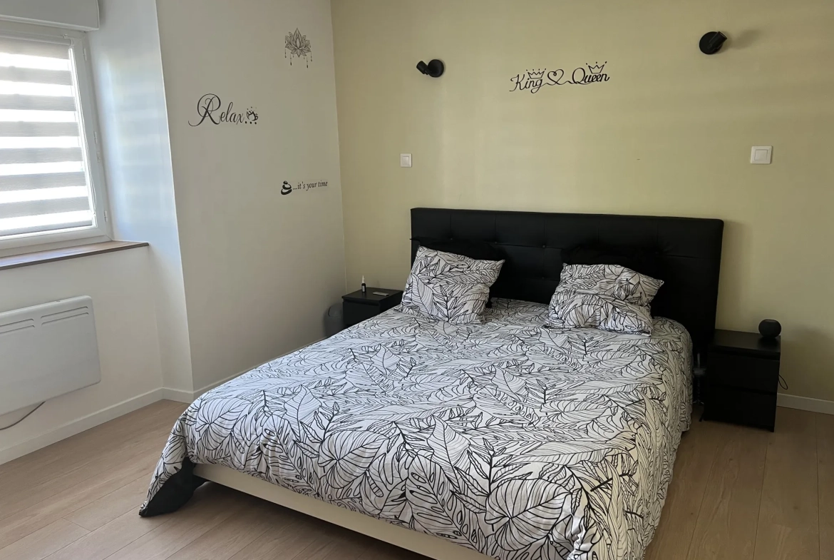 Maison de ville rénovée avec jardin et dépendances à Saint-Jean d'Hermine 
