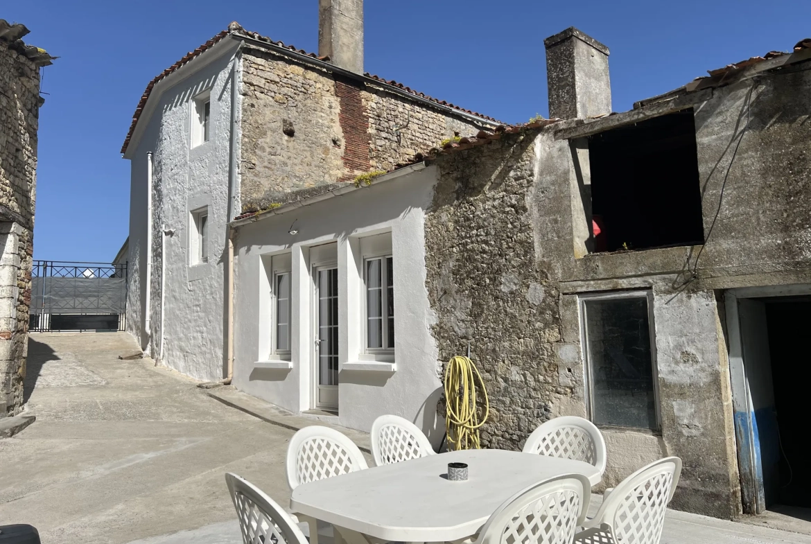 Maison de ville rénovée avec jardin et dépendances à Saint-Jean d'Hermine 