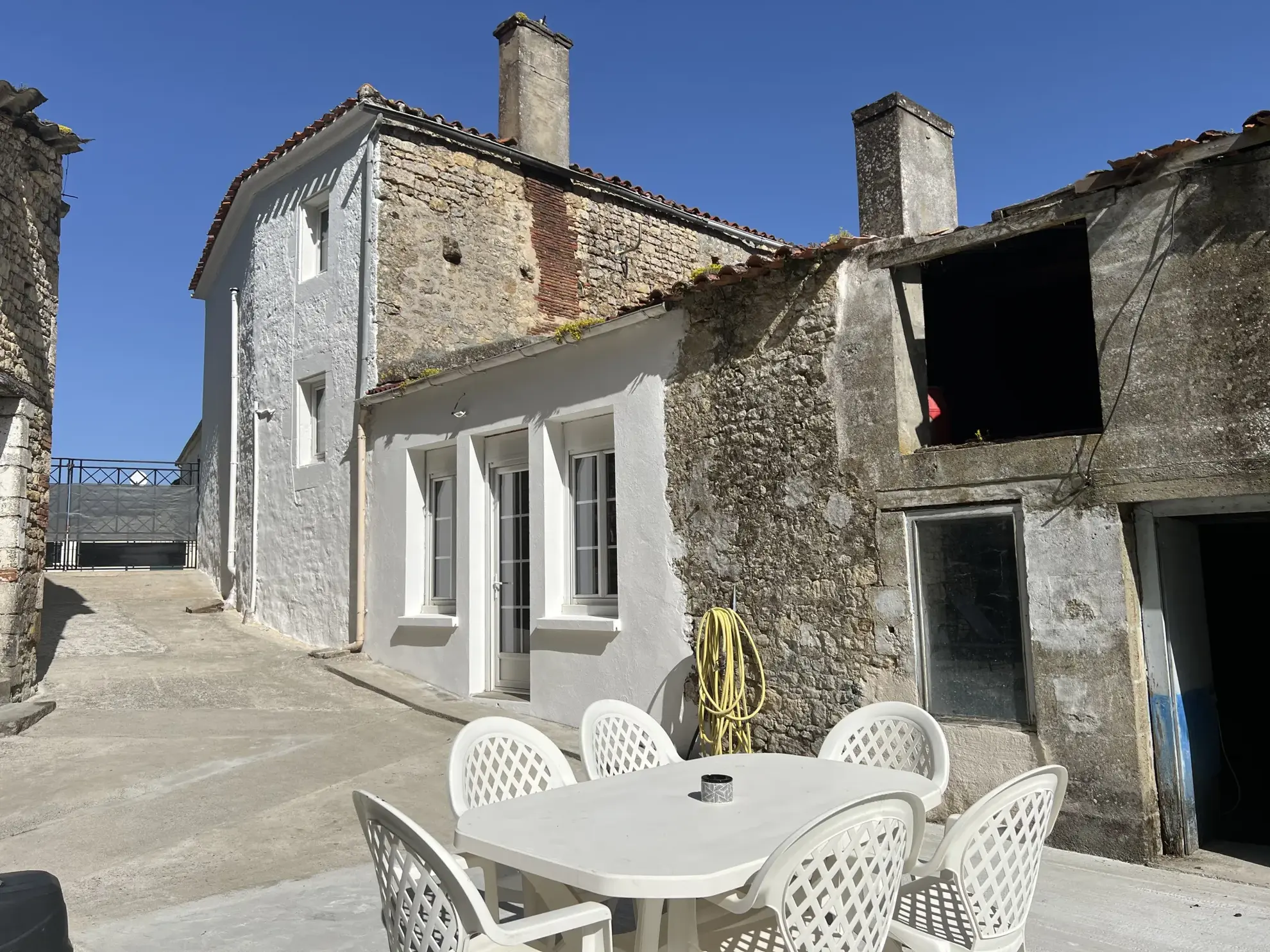 Maison de ville rénovée avec jardin et dépendances à Saint-Jean d'Hermine 