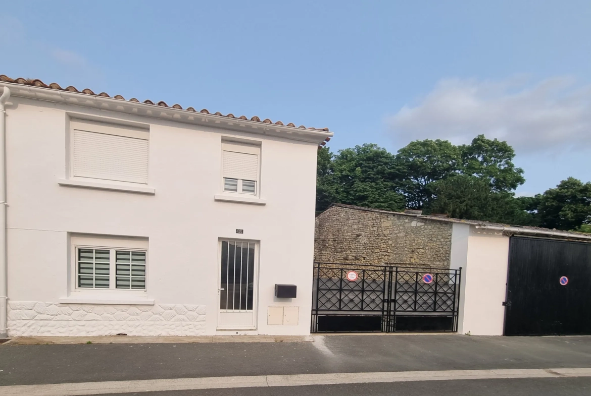 Maison de ville rénovée avec jardin et dépendances à Saint-Jean d'Hermine 