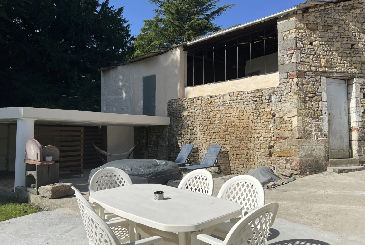 Maison de ville rénovée avec jardin et dépendances à Saint-Jean d'Hermine 