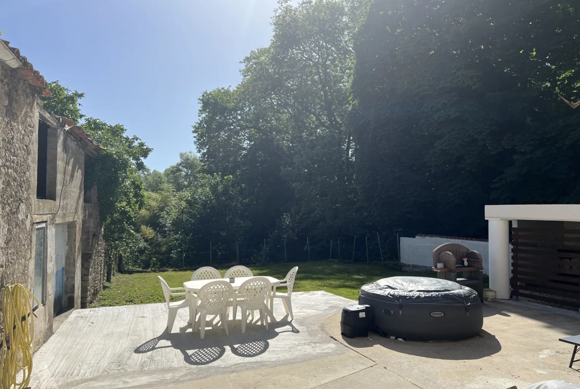 Maison de ville rénovée avec jardin et dépendances à Saint-Jean d'Hermine 