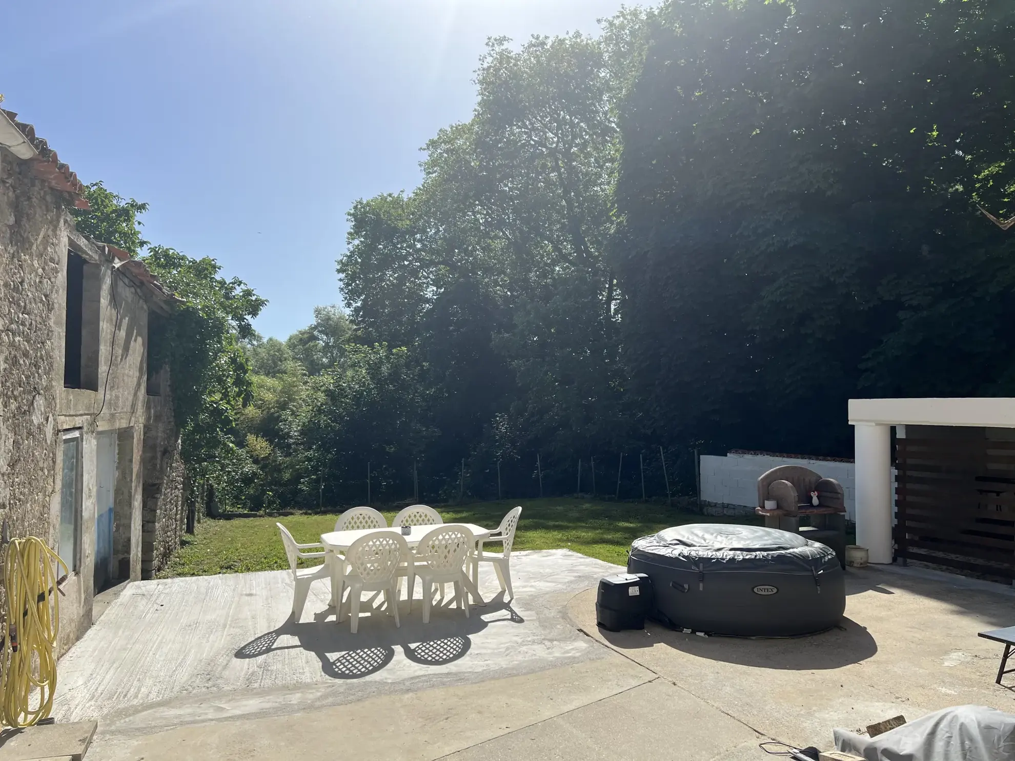 Maison de ville rénovée avec jardin et dépendances à Saint-Jean d'Hermine 