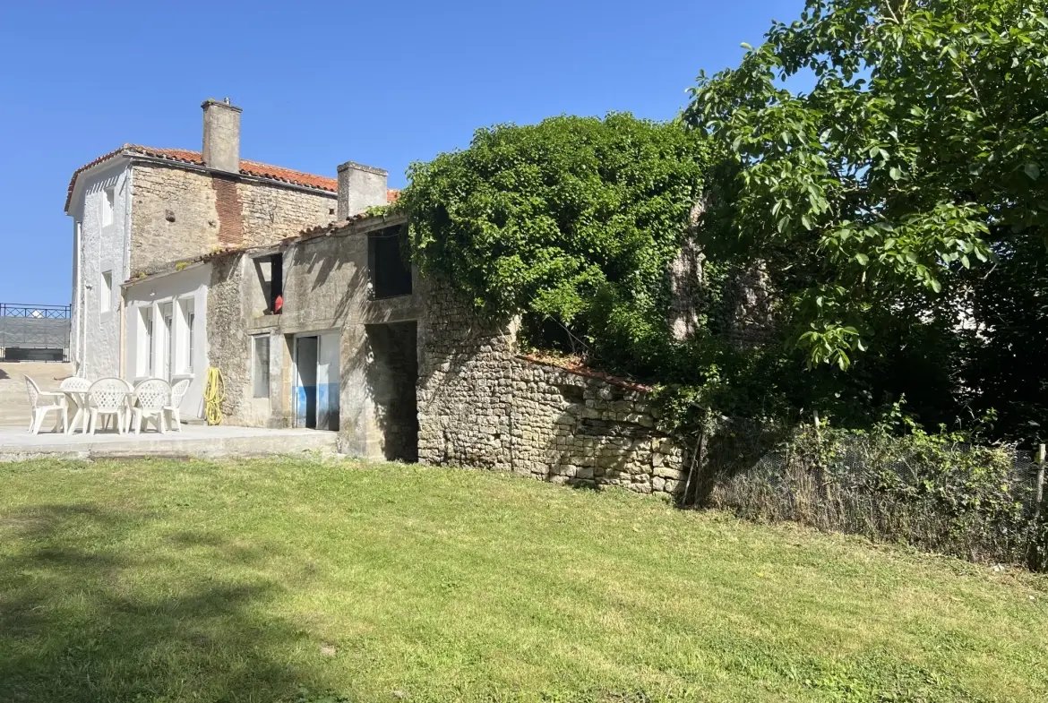 Maison de ville rénovée avec jardin et dépendances à Saint-Jean d'Hermine 