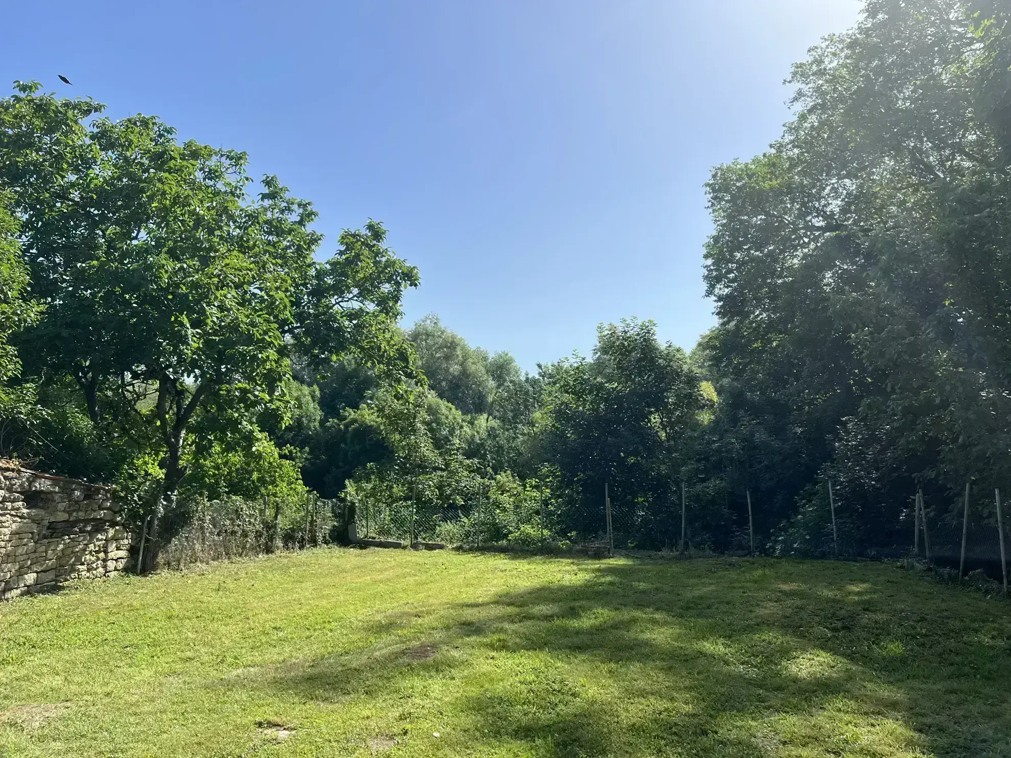 Maison de ville rénovée avec jardin et dépendances à Saint-Jean d'Hermine 