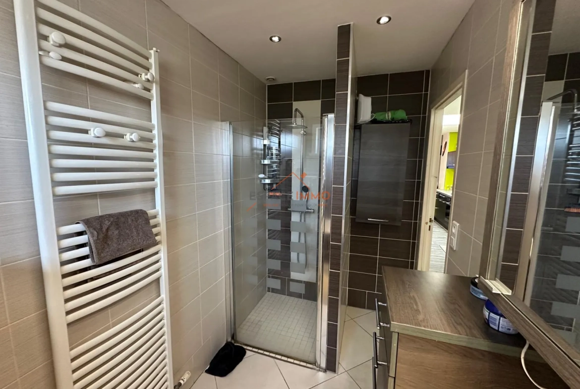 Maison 4 pièces à Raismes de 99,81 m² avec terrasse et terrain 