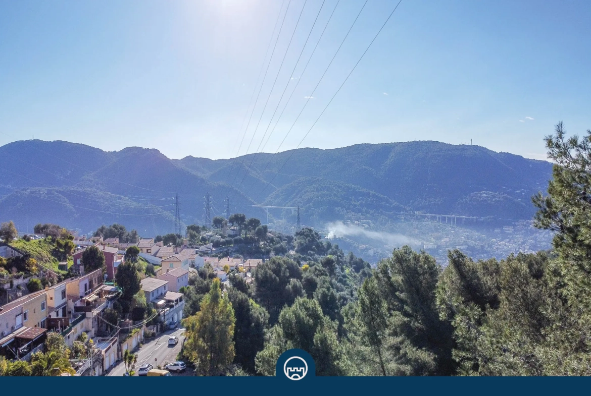 Terrain constructible de 1600 m² à Nice Est en zone pavillonnaire 