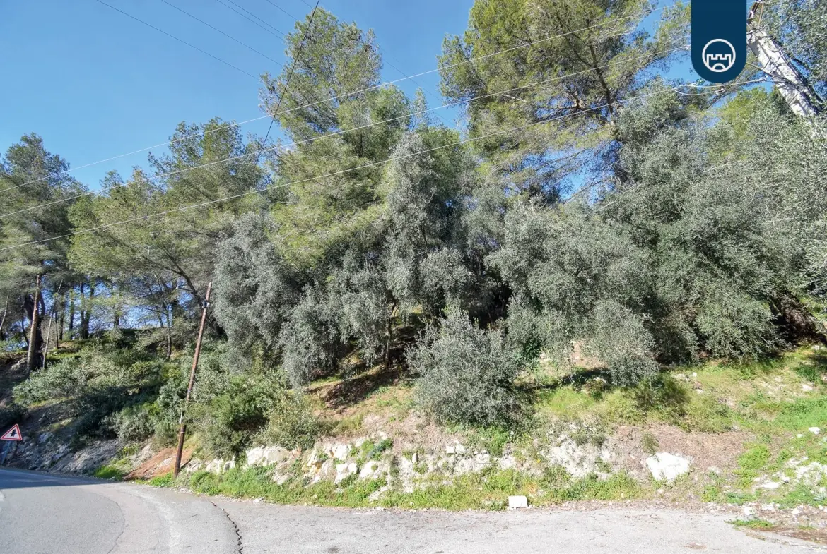 Terrain constructible de 1600 m² à Nice Est en zone pavillonnaire 