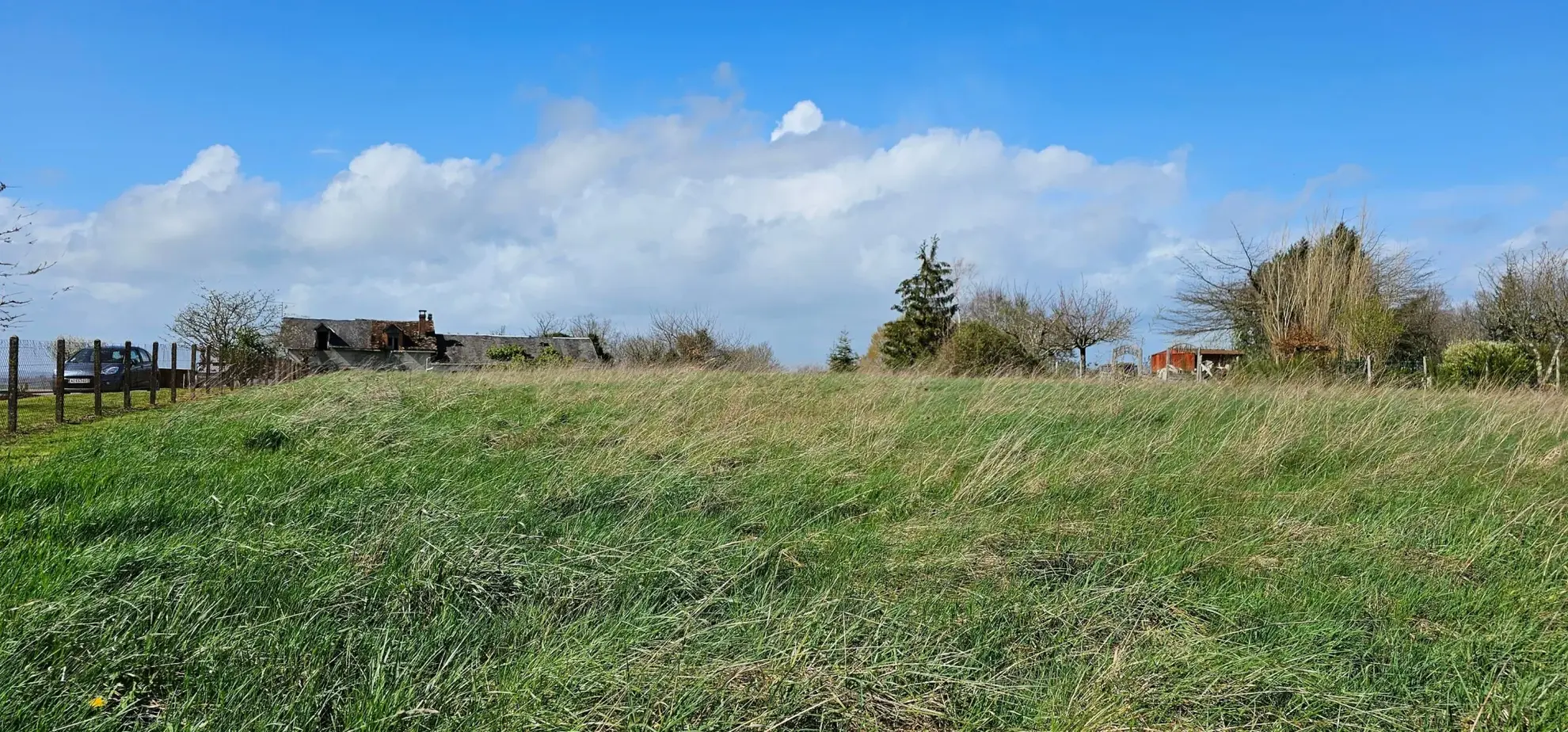 Terrain constructible de 3529 m² à Lubersac avec ancien bâtiment en pierres 
