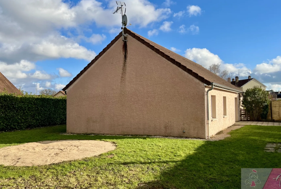 Maison de plain-pied à Foucherans avec 4 chambres, garage et terrasse 
