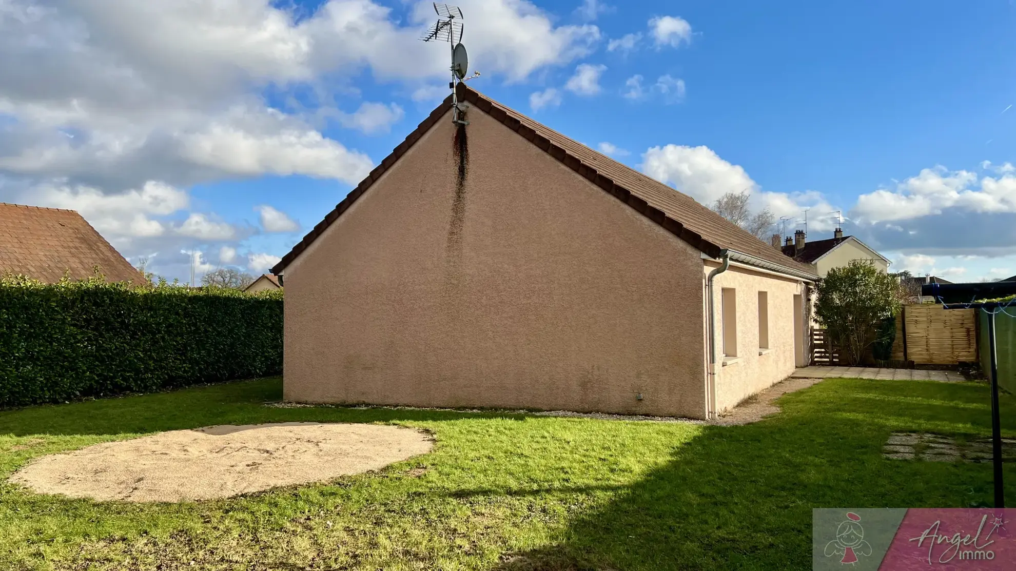 Maison de plain-pied à Foucherans avec 4 chambres, garage et terrasse 