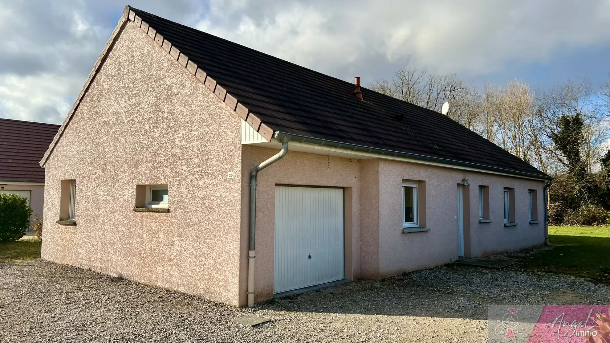Maison de plain-pied à Foucherans avec 4 chambres, garage et terrasse 