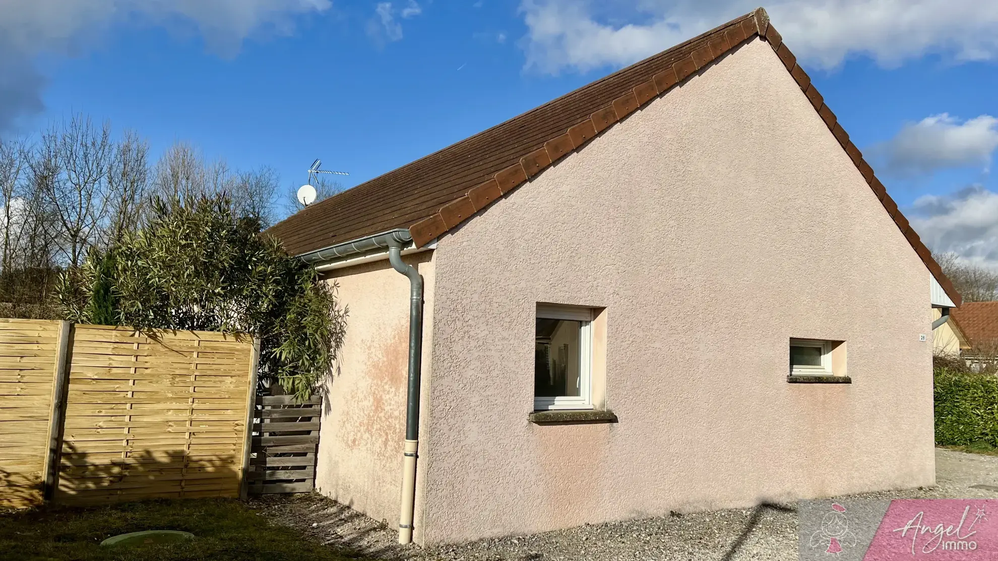 Maison de plain-pied à Foucherans avec 4 chambres, garage et terrasse 