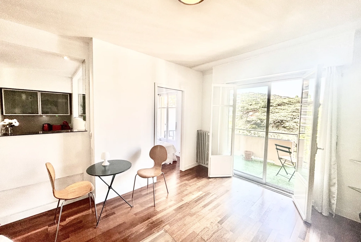 Appartement 2 pièces rénové avec terrasse vue mer à Cannes Petit Juas 