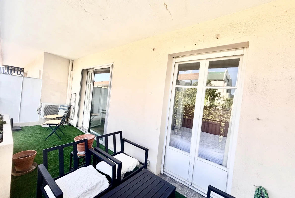 Appartement 2 pièces rénové avec terrasse vue mer à Cannes Petit Juas 