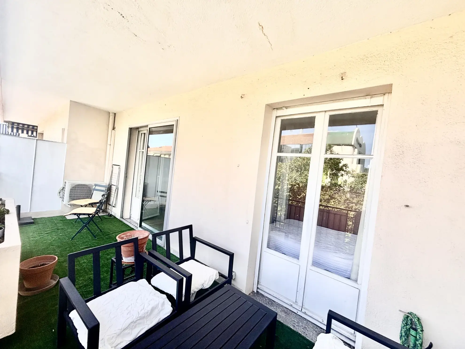 Appartement 2 pièces rénové avec terrasse vue mer à Cannes Petit Juas 