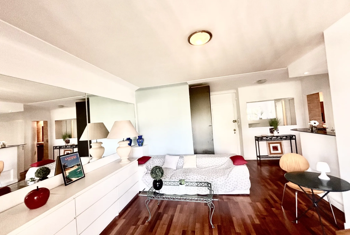Appartement 2 pièces rénové avec terrasse vue mer à Cannes Petit Juas 