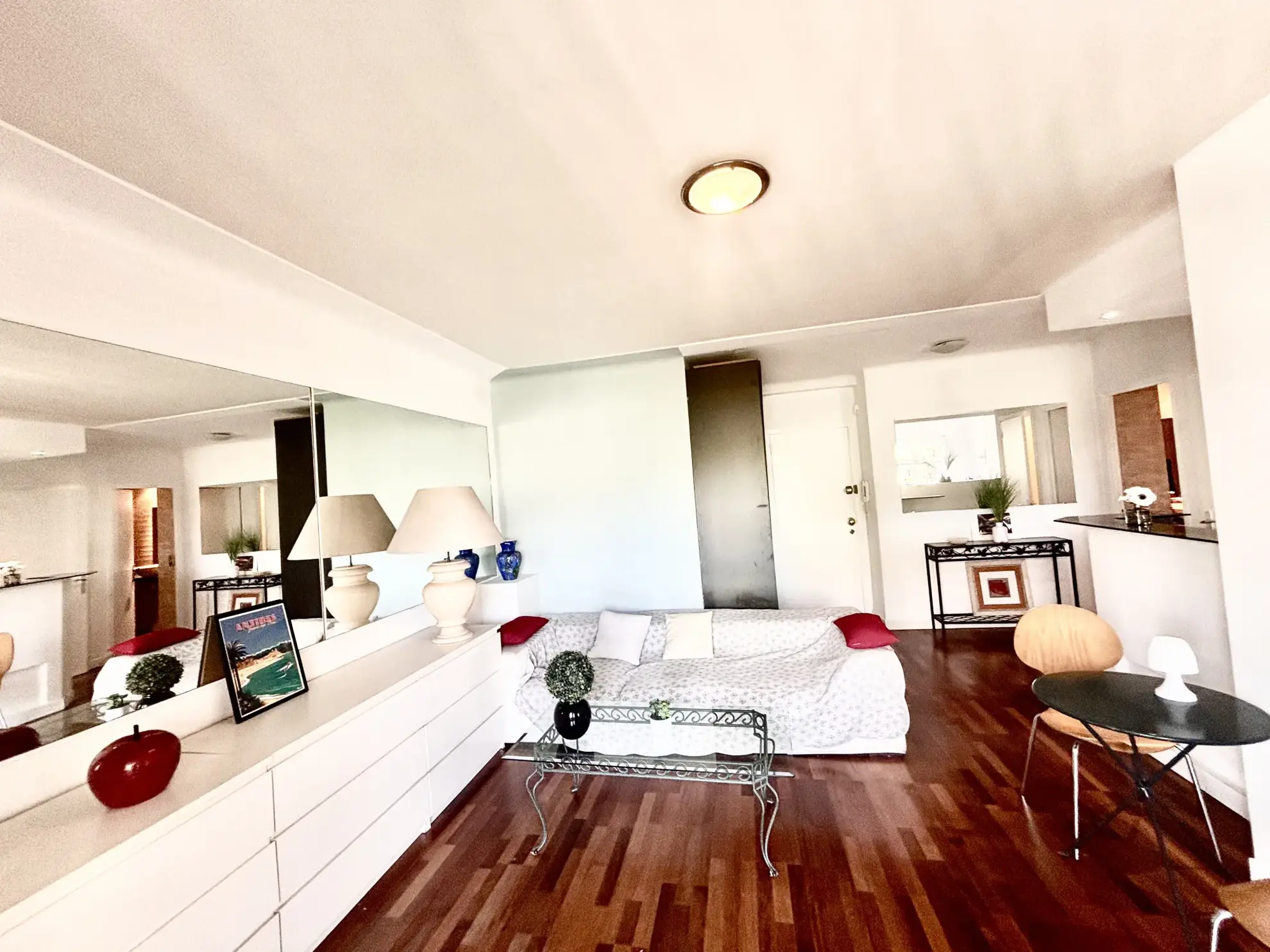 Appartement 2 pièces rénové avec terrasse vue mer à Cannes Petit Juas 
