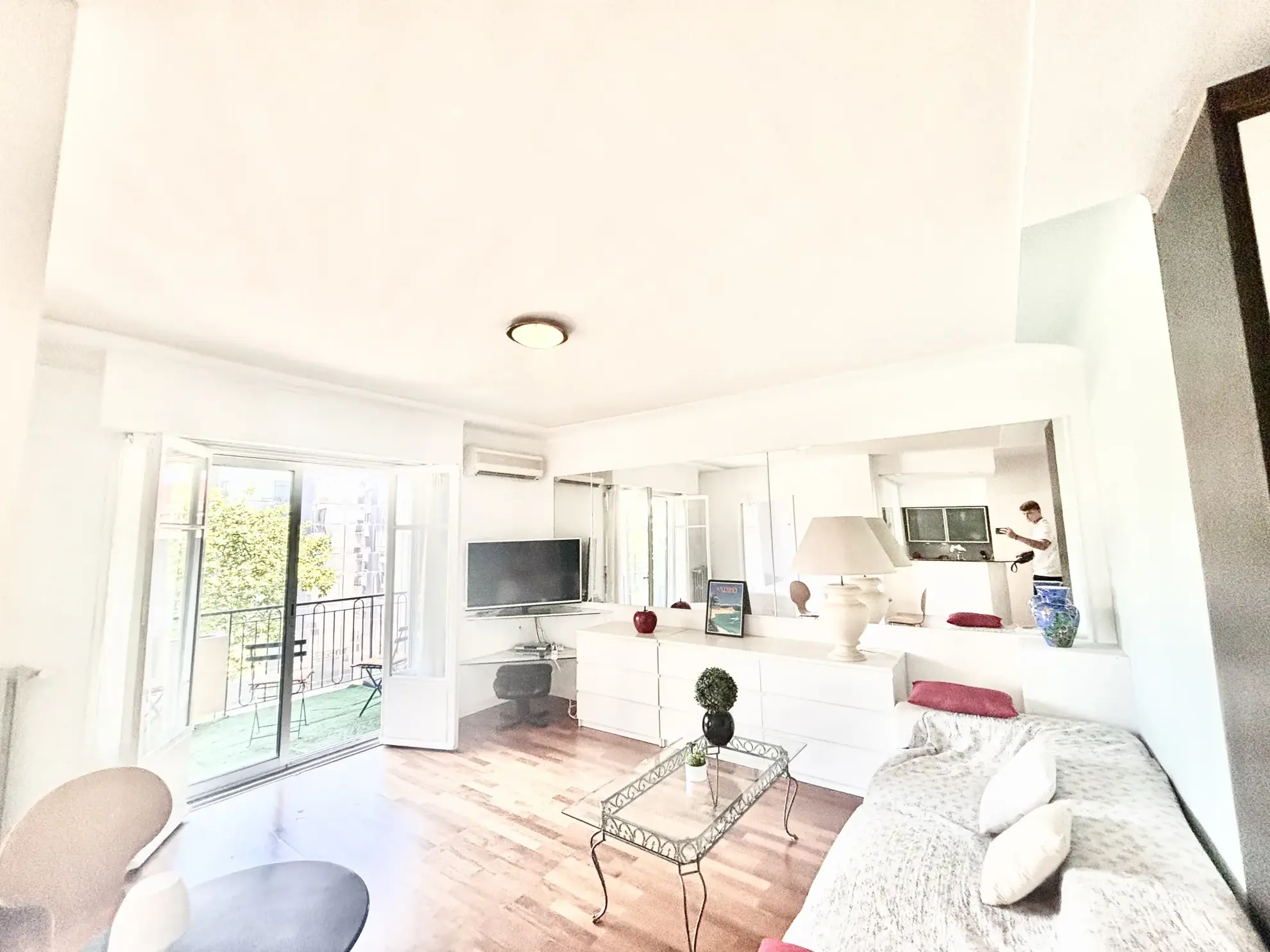 Appartement 2 pièces rénové avec terrasse vue mer à Cannes Petit Juas 