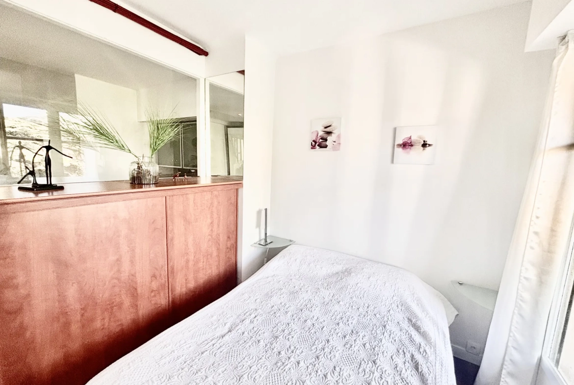 Appartement 2 pièces rénové avec terrasse vue mer à Cannes Petit Juas 