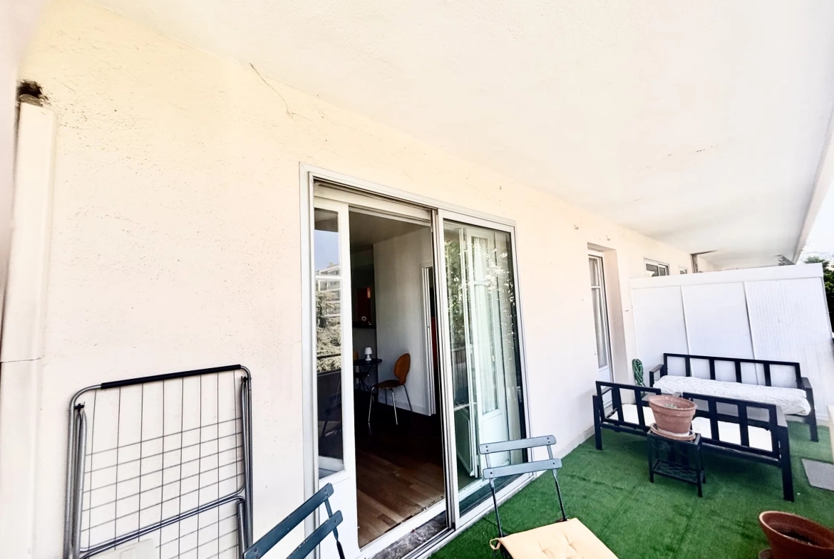 Appartement 2 pièces rénové avec terrasse vue mer à Cannes Petit Juas 