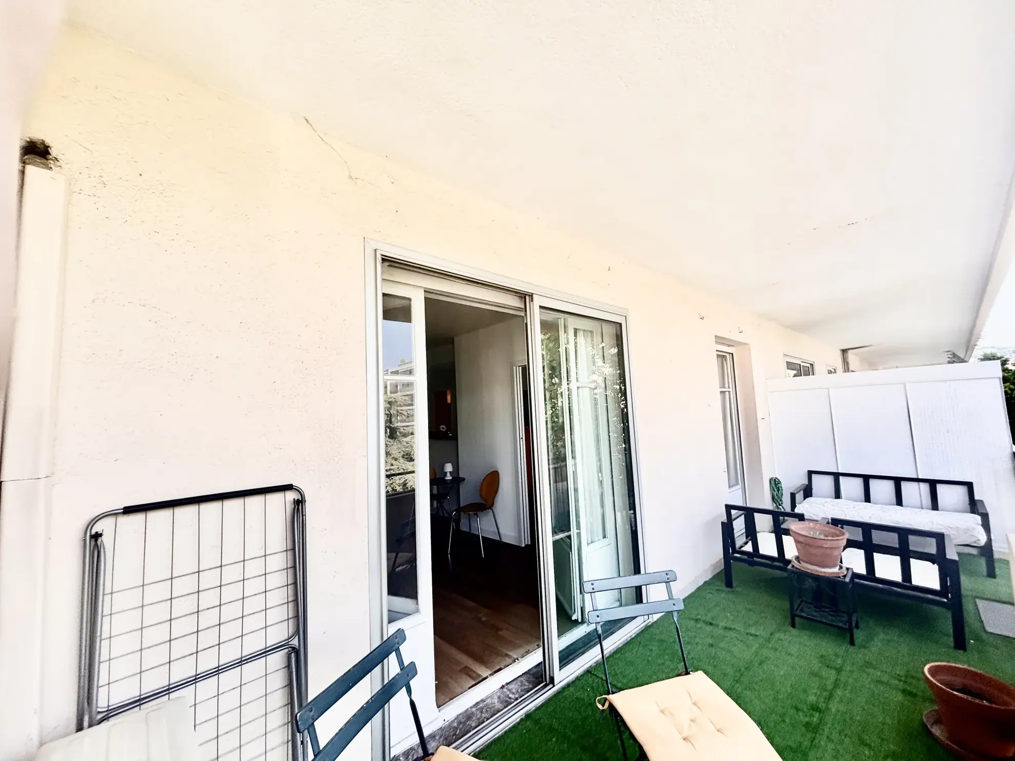 Appartement 2 pièces rénové avec terrasse vue mer à Cannes Petit Juas 