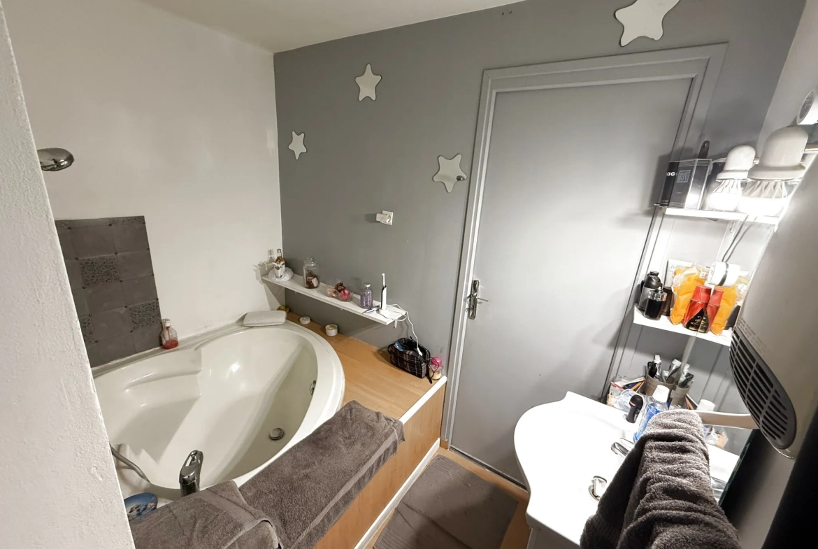 Appartement T3 avec local commercial à vendre en centre-ville de Lesneven 