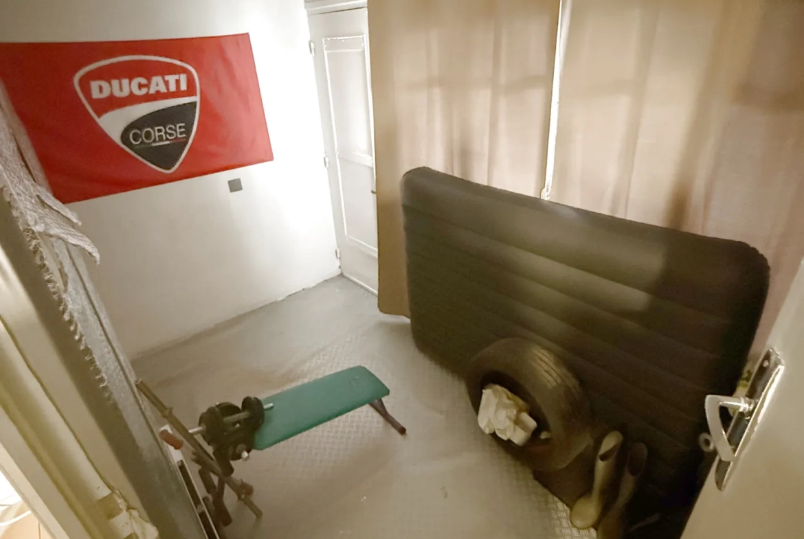 Appartement T3 avec local commercial à vendre en centre-ville de Lesneven 