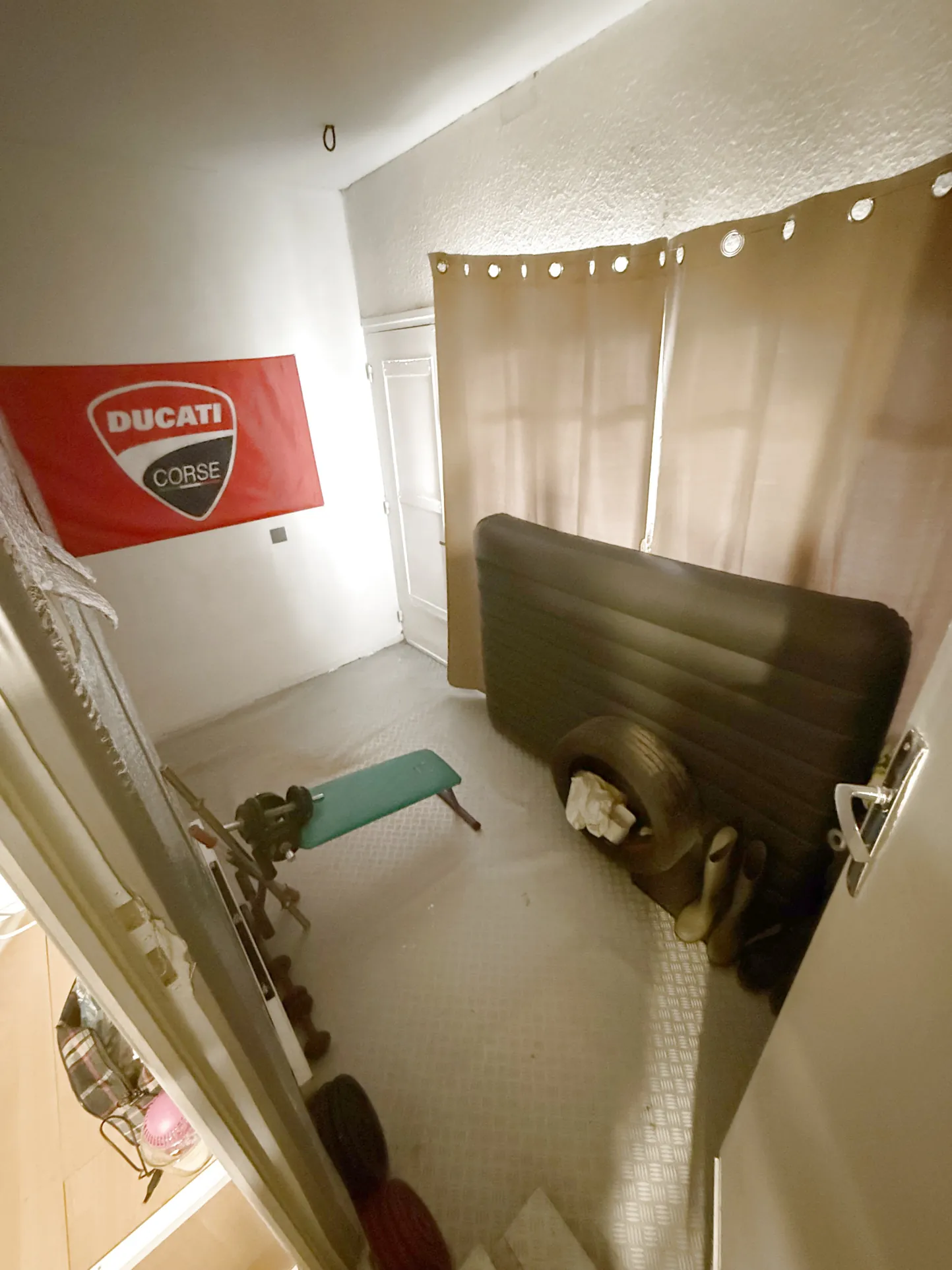 Appartement T3 avec local commercial à vendre en centre-ville de Lesneven 