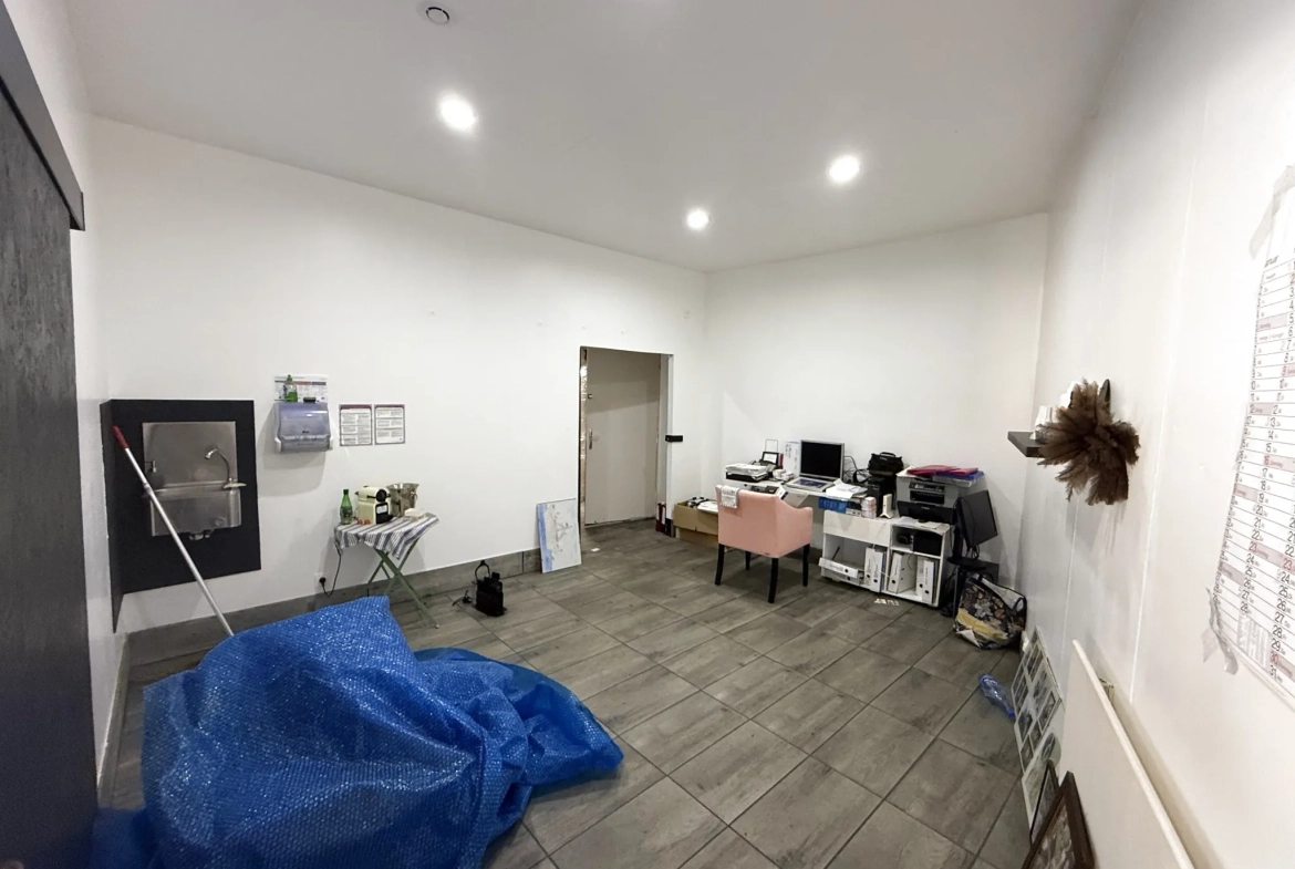 Appartement T3 avec local commercial à vendre en centre-ville de Lesneven 