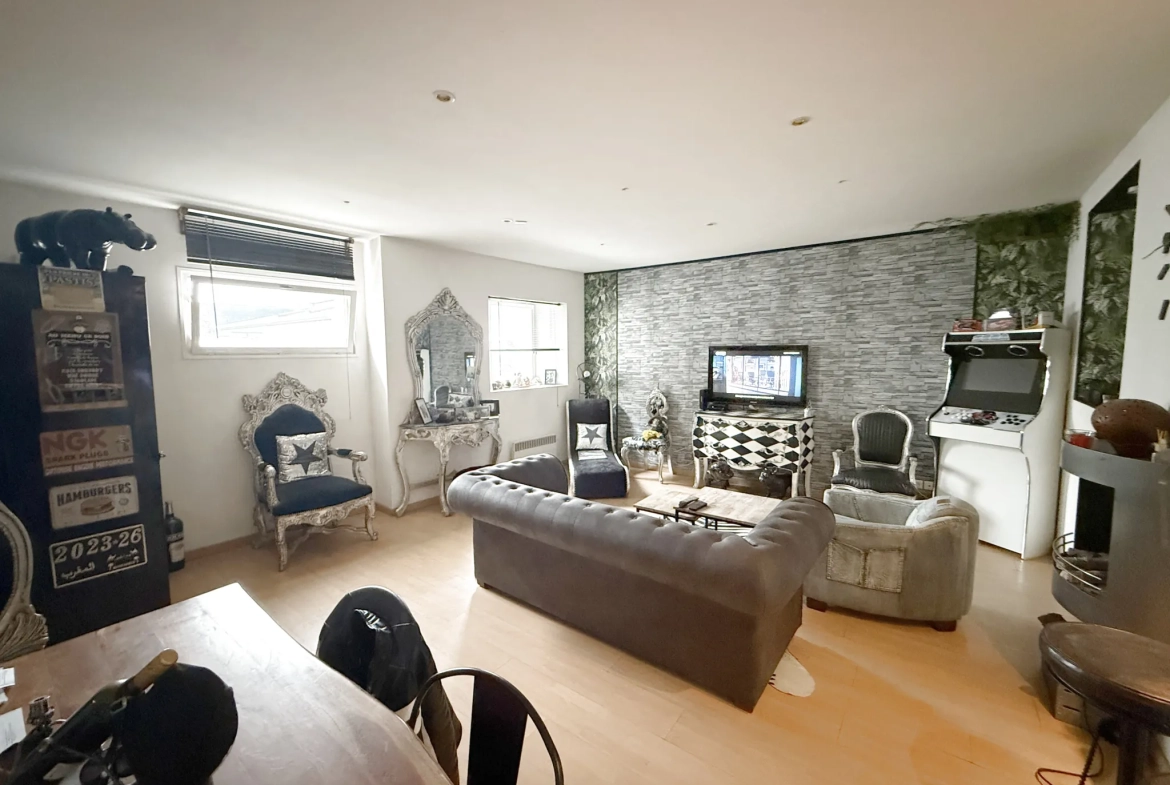 Appartement T3 avec local commercial à vendre en centre-ville de Lesneven 
