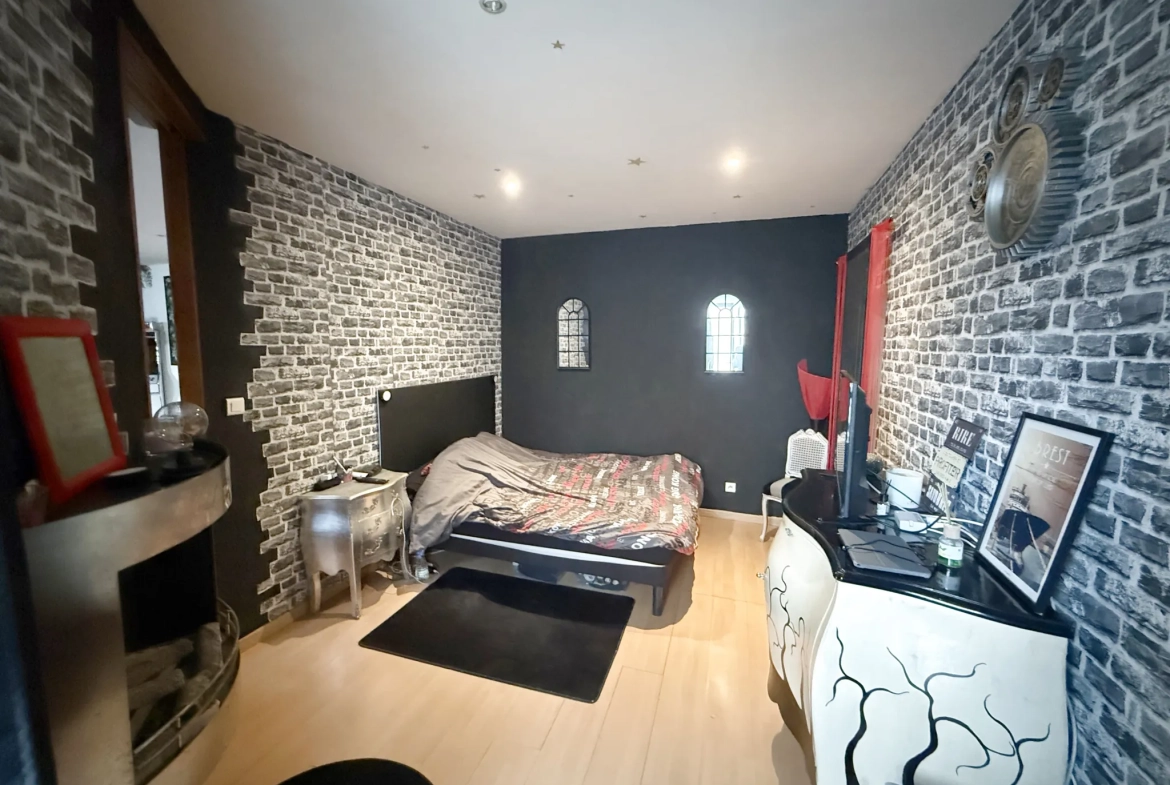 Appartement T3 avec local commercial à vendre en centre-ville de Lesneven 