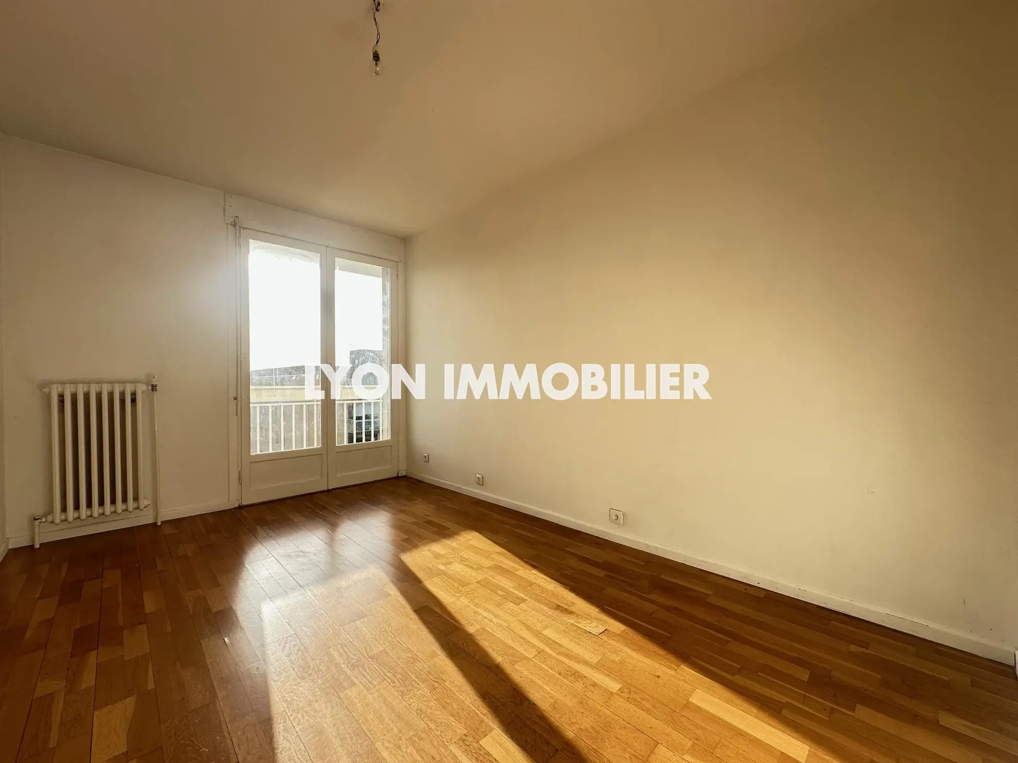 Appartement T4 à Bron – 85m² avec balcon, parking et proximité commodités 