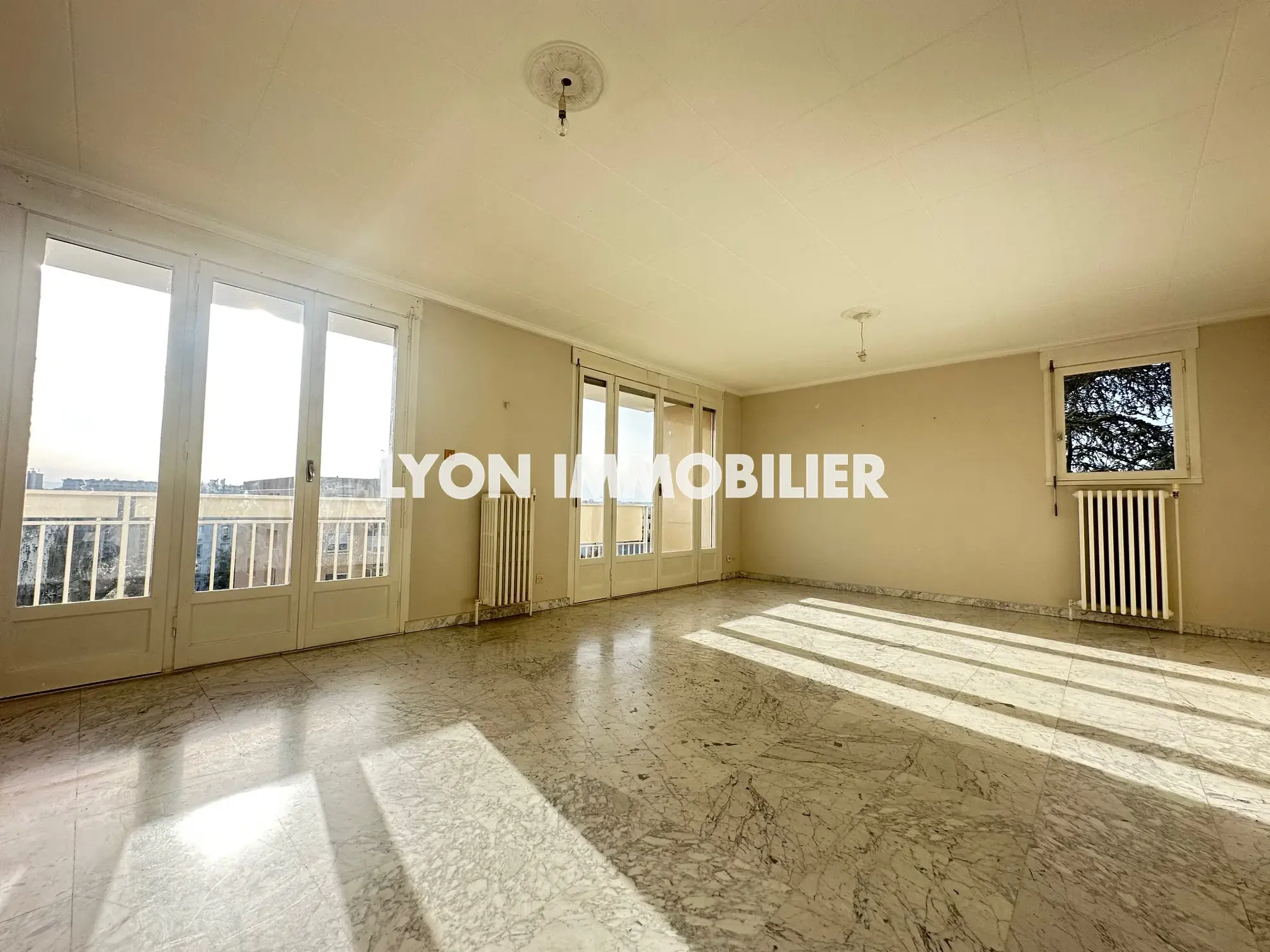 Appartement T4 à Bron – 85m² avec balcon, parking et proximité commodités 