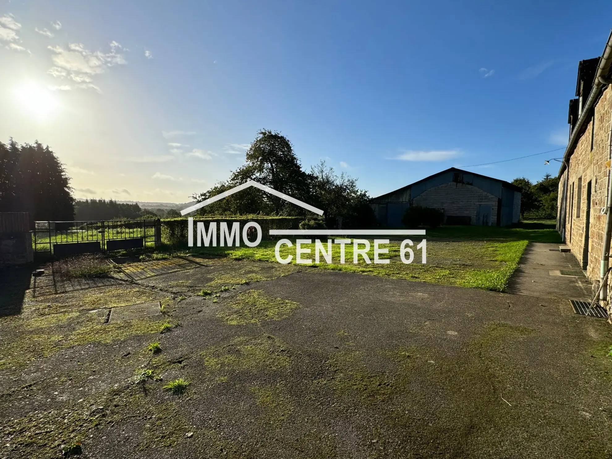 Maison de campagne avec dépendances en vente à Carrouges 61320 