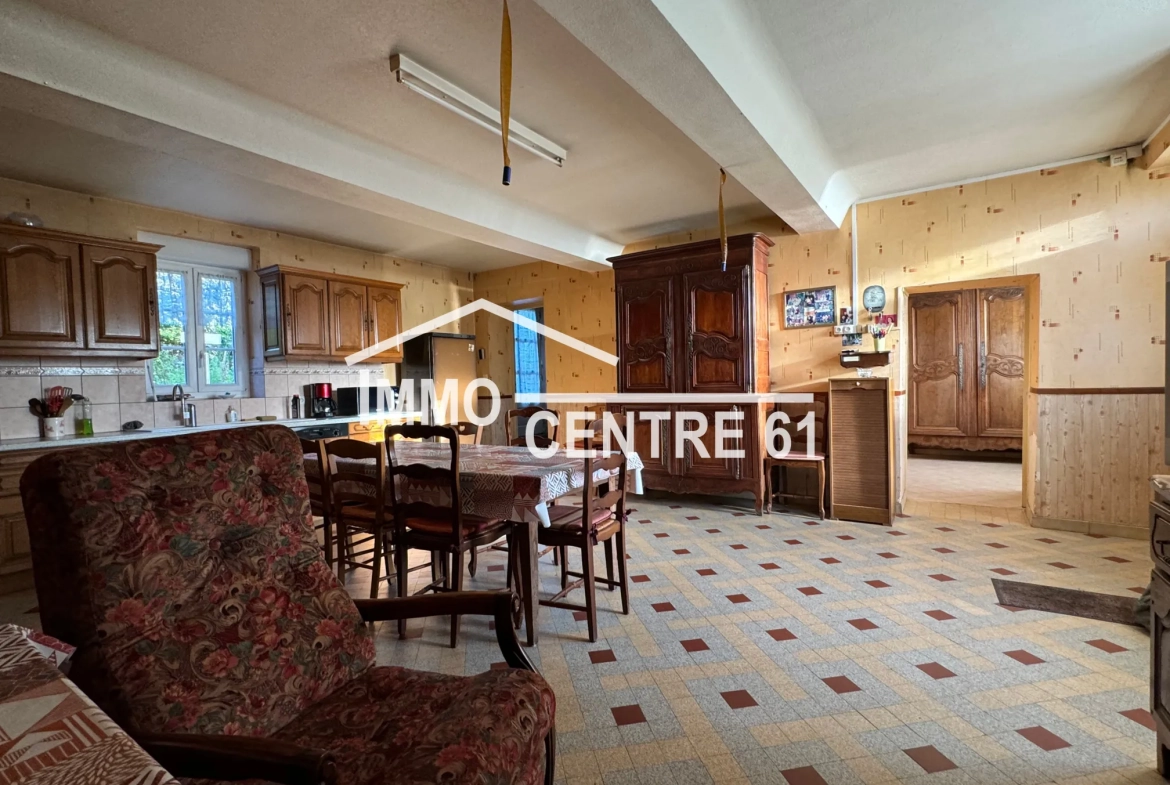 Maison de campagne avec dépendances en vente à Carrouges 61320 