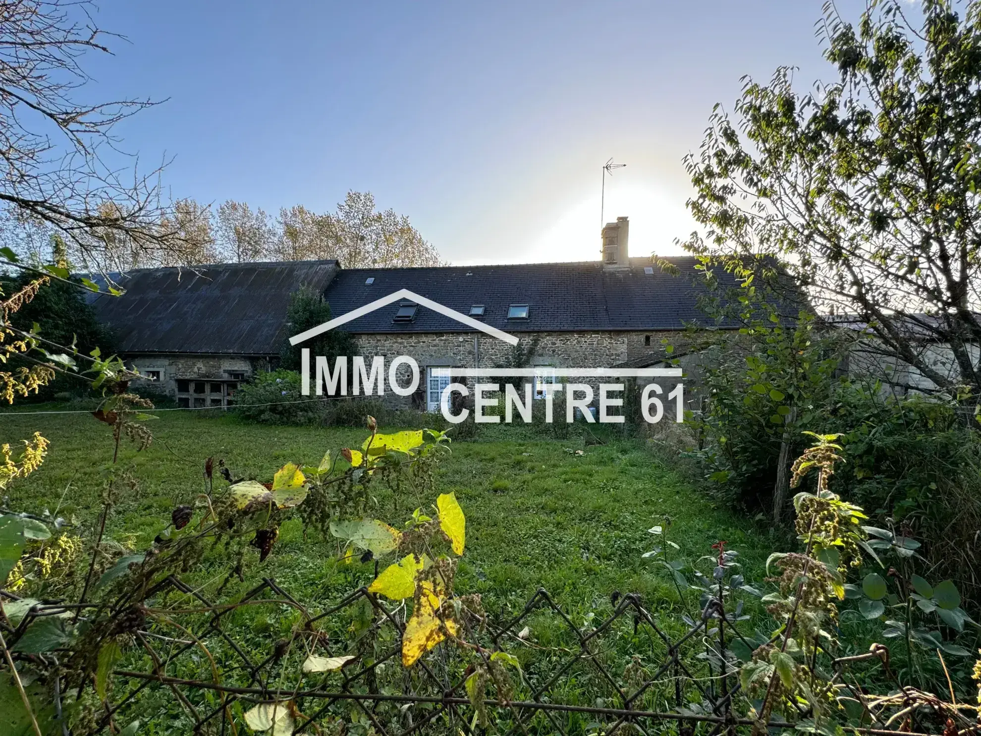 Maison de campagne avec dépendances en vente à Carrouges 61320 