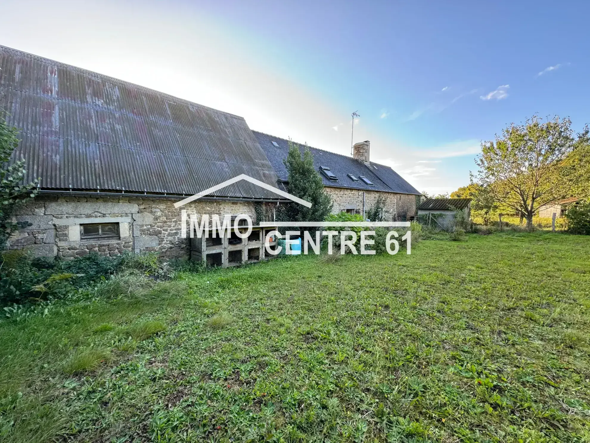 Maison de campagne avec dépendances en vente à Carrouges 61320 