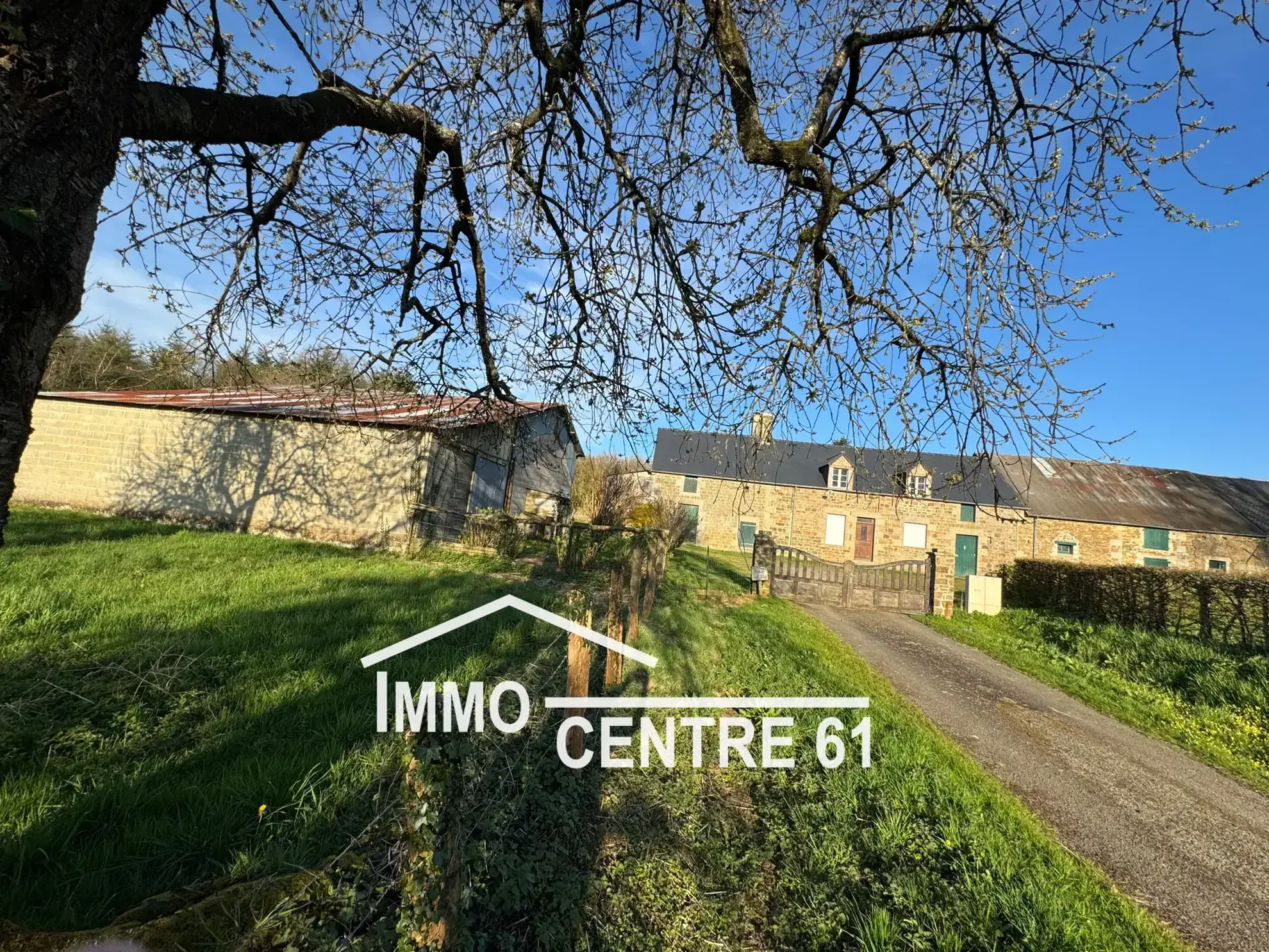 Maison de campagne avec dépendances en vente à Carrouges 61320 