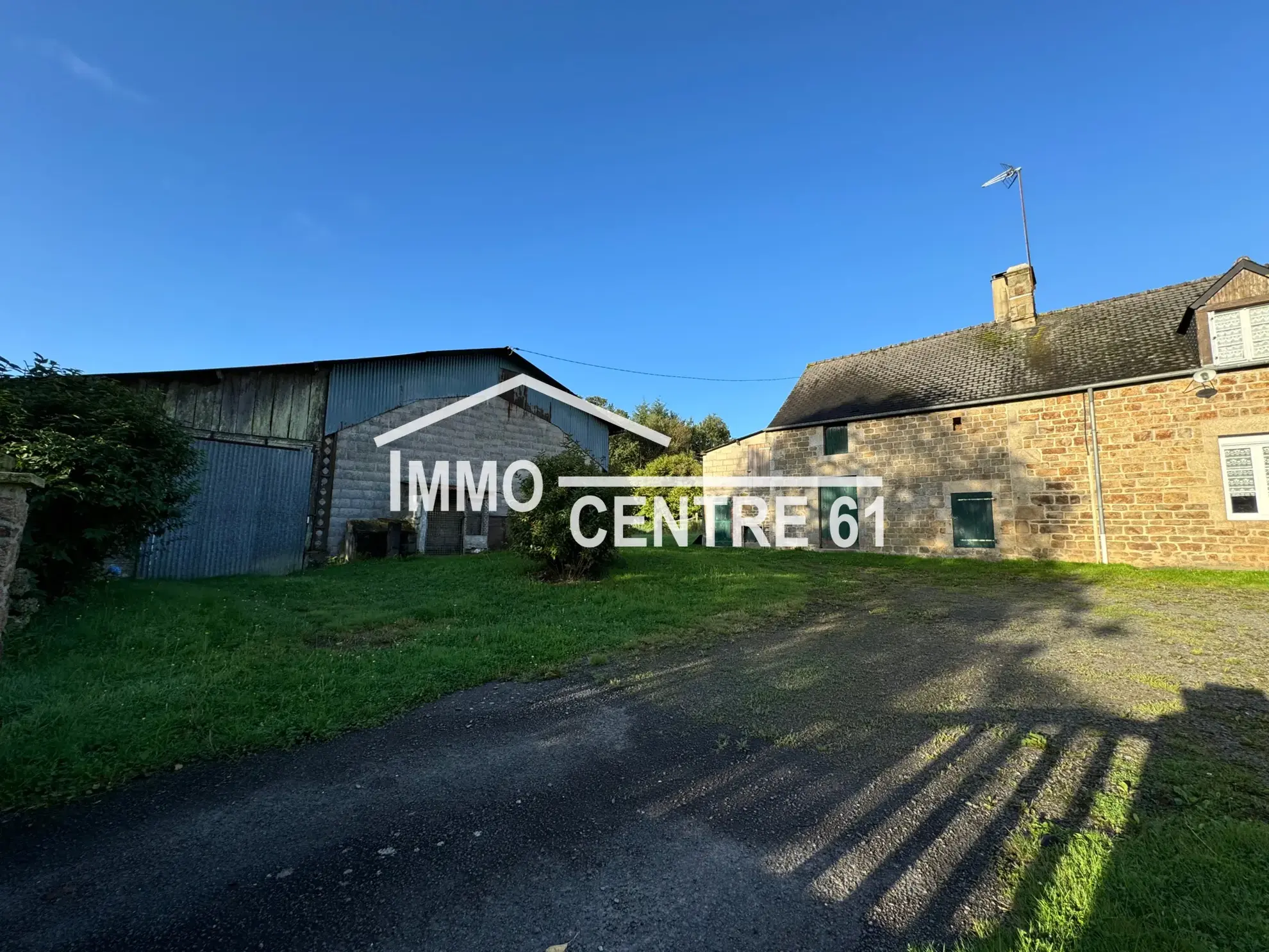 Maison de campagne avec dépendances en vente à Carrouges 61320 