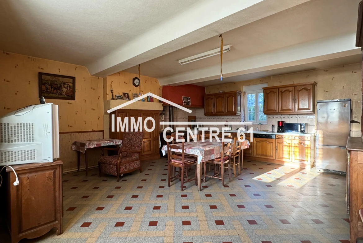 Maison de campagne avec dépendances en vente à Carrouges 61320 