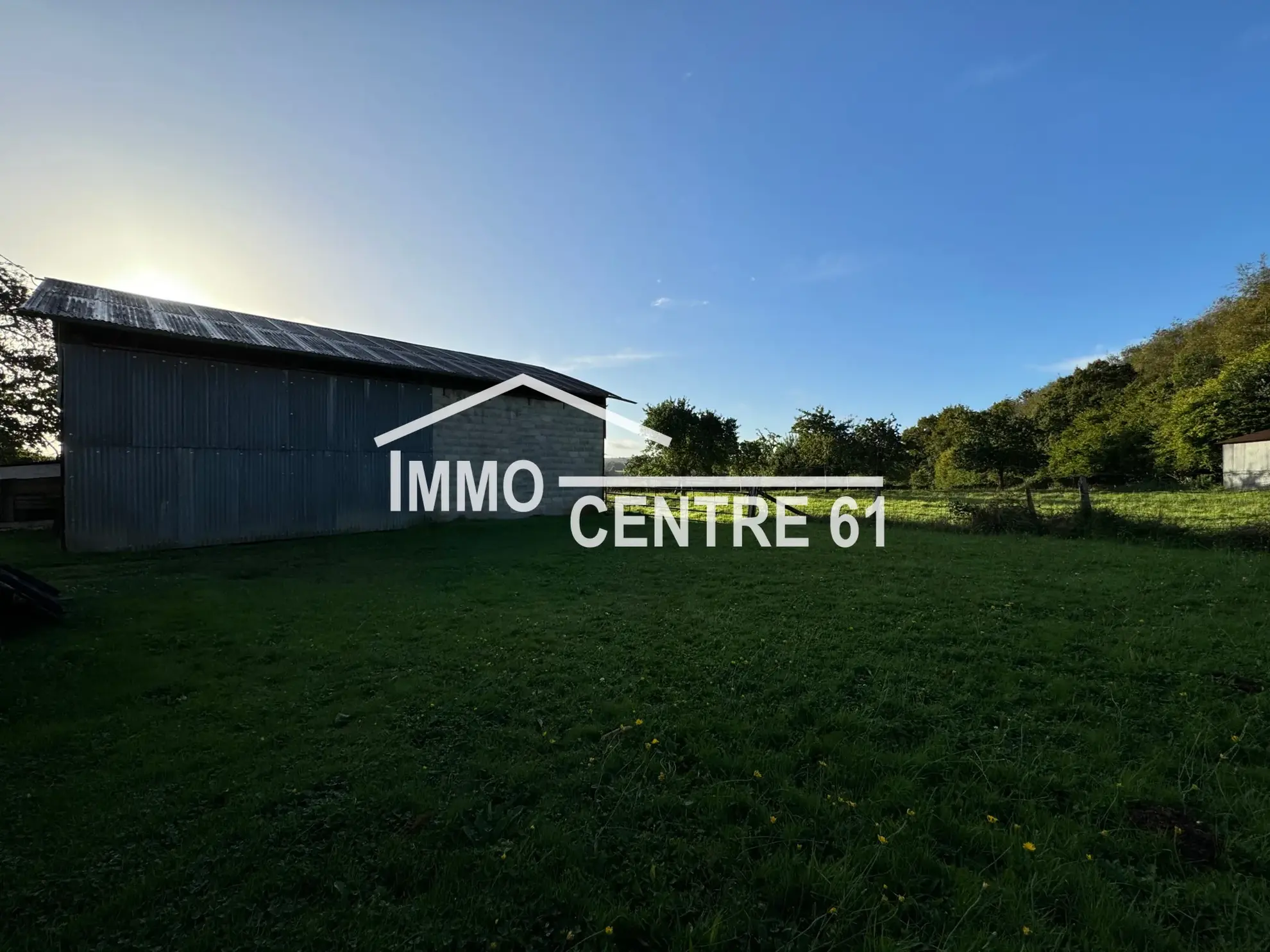 Maison de campagne avec dépendances en vente à Carrouges 61320 