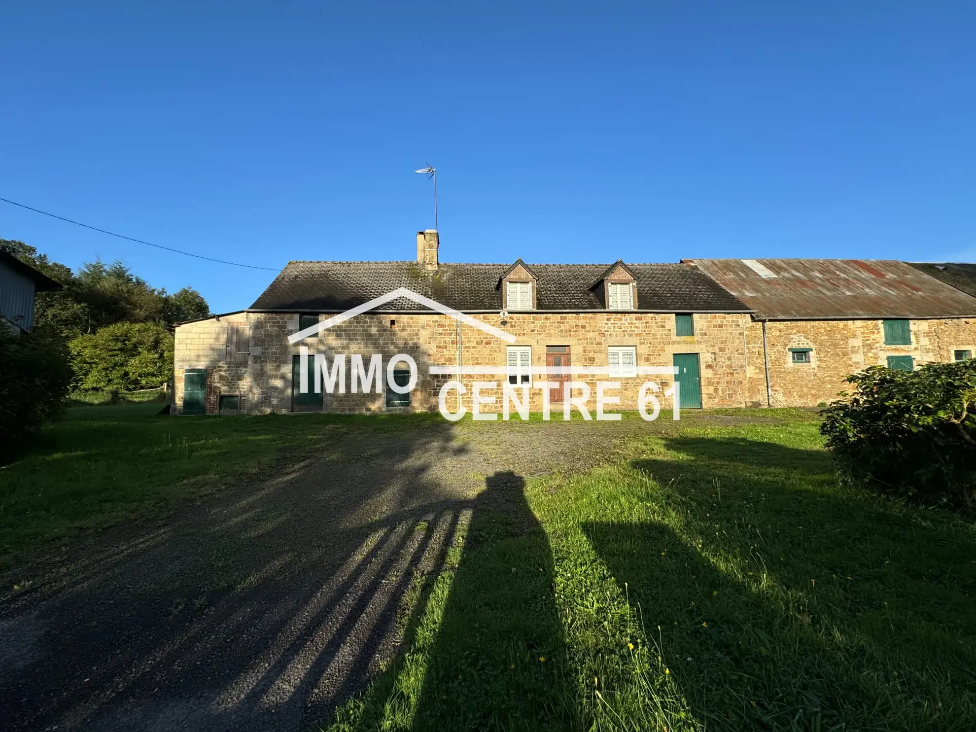 Maison de campagne avec dépendances en vente à Carrouges 61320 