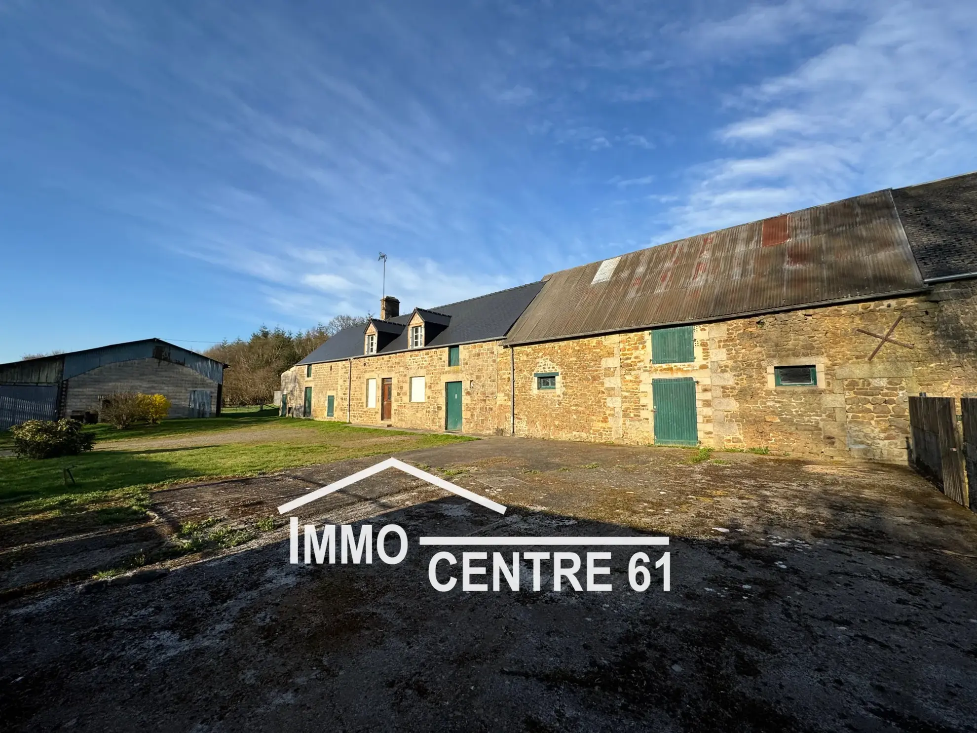 Maison de campagne avec dépendances en vente à Carrouges 61320 