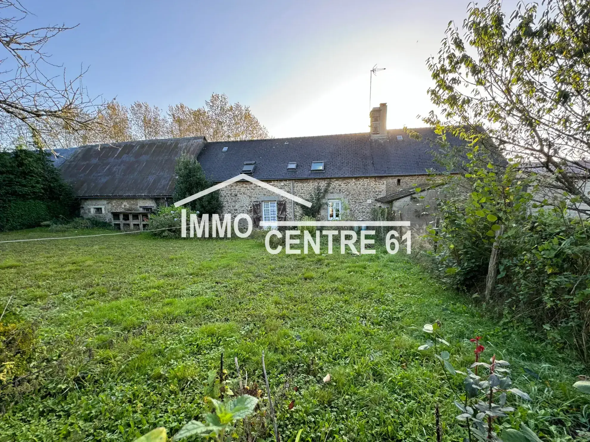 Maison de campagne avec dépendances en vente à Carrouges 61320 