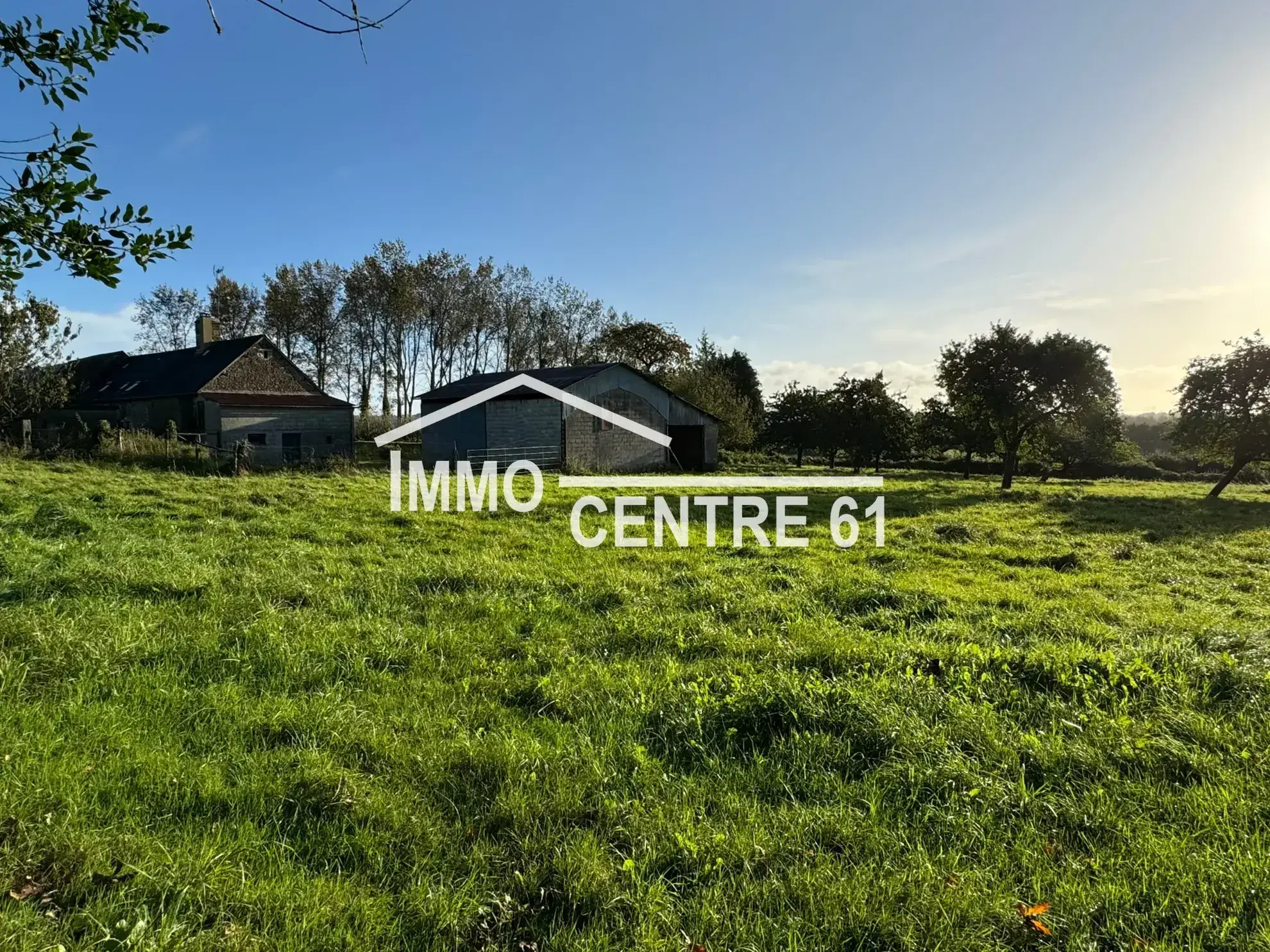 Maison de campagne avec dépendances en vente à Carrouges 61320 