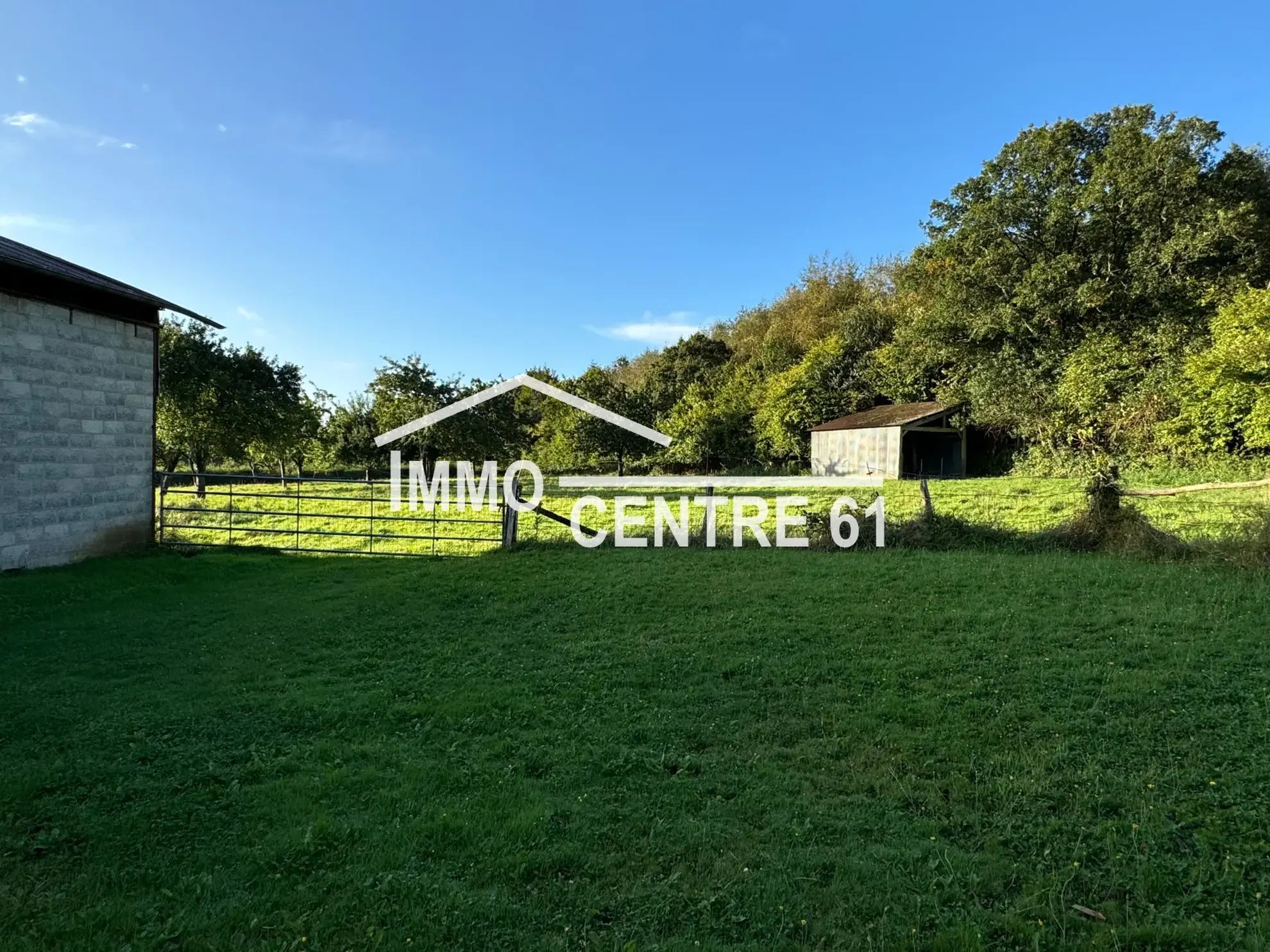 Maison de campagne avec dépendances en vente à Carrouges 61320 