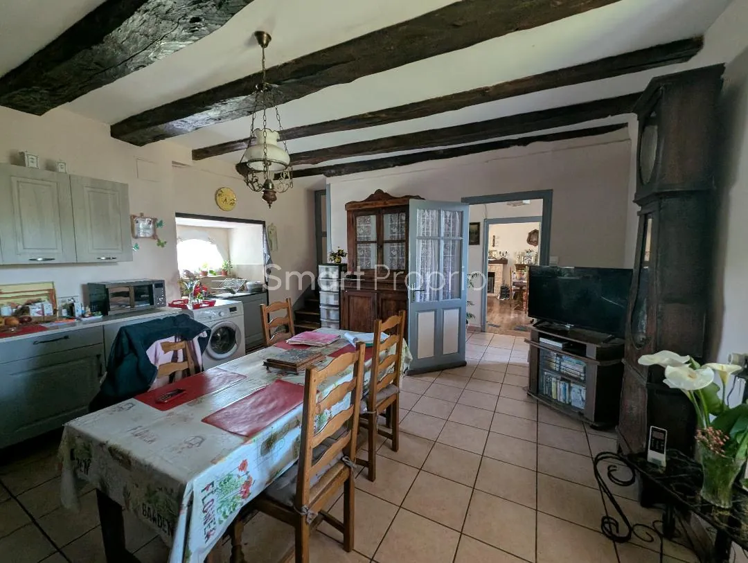 Ancien corps de ferme avec dépendances et grand terrain à Louignac 