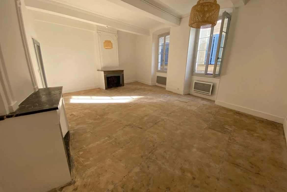 Appartement rénové de 68m² au centre historique de Nîmes 